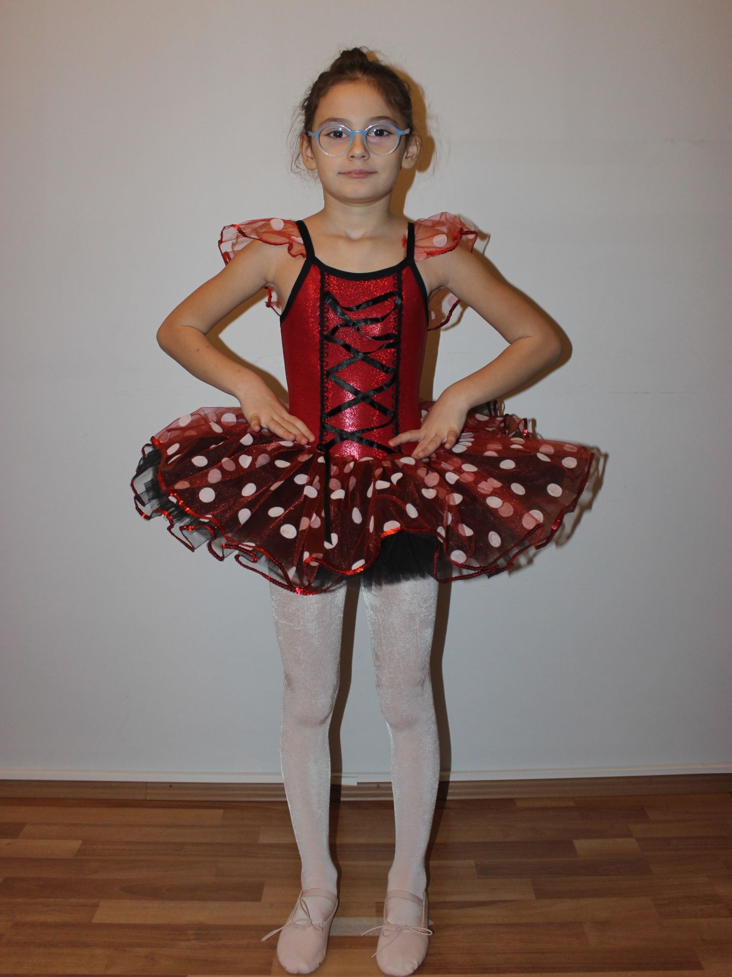 AYCE KOSTÜM - BEYAZ BENEKLİ KIRMIZI SİYAH TÜTÜ - T45